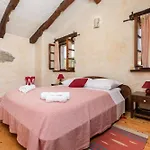 Denis Village In Istria For 28 People Pet Friendly Complex Of 4 Stone 布泽特