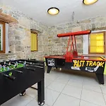 Denis Village In Istria For 28 People Pet Friendly Complex Of 4 Stone 布泽特